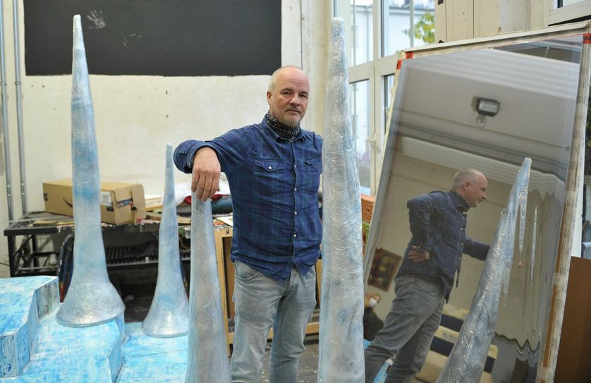 Ein Spiegel und Eiszapfen spielen eine nicht unbedeutende Rolle im Märchenstück von Tilo Esche, der bei der Inszenierung überwiegend auf Requisiten des Theaterfundus zurückgreift. Foto: Peter Aswendt