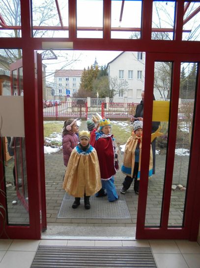 Mit Sternd, Kronen und Sammelbüchse waren die Sternsinger unterwegs. Foto: pm