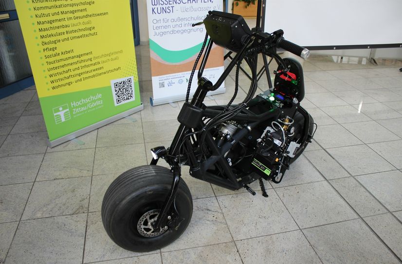 Mittelpunkt der ersten Ausgabe stand dieser Scooter mit Wasserstoffantrieb.