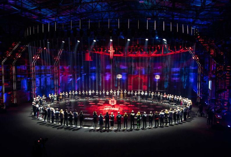 100 Kandidaten treten in 99 Spielen gegeneinander an - dem Sieger winkt ein Preisgeld von 99.000 Euro.