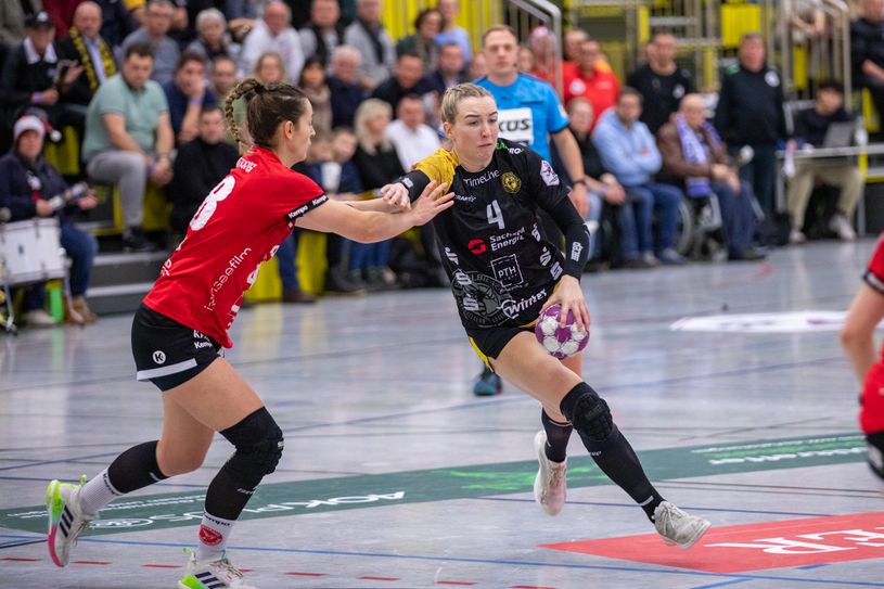 Julia Mauksch verschafft sich im Eins-gegen-Eins Platz.