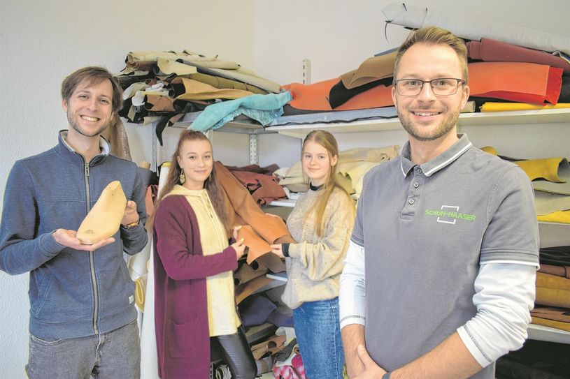 Bei Schuh-Haaser wurde über die Zukunft des Berufsfeldes Podologe gesprochen. Inhaber Clemens Haaser (vorn) und sein sein Bruder Martin Haaser empfingen dafür mehrere Schüler einer Berufsschulklasse aus Dresden.