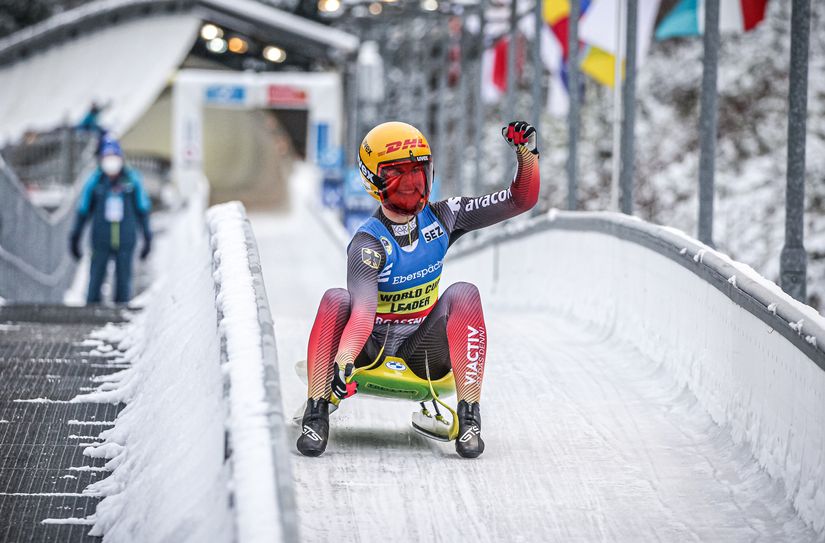 Julia Taubitz bei der Zieleinfahrt am SachsenEnergie-Eiskanal Altenberg.