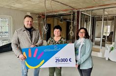 Romy Pietsch und Ulrike Hanakam nehmen freudig den Scheck von Stephan Masch (v.r.n.l.) entgegen.