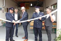 Mit dem Aufkoppeln eines C-Druckschlauches wurde das Feuerwehrgerätehaus in Müschen/Myšyn eingeweiht (v.l.): Ortswehrführer Marco Pfaffe, Bernd Ragotzky, stellvertretenden Bürgermeister von Burg, Amtsdirektor Tobias Hentschel, Amtswehrführer Marcus Weber und Ortsvorsteher Jens Quitz.