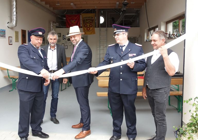 Mit dem Aufkoppeln eines C-Druckschlauches wurde das Feuerwehrgerätehaus in Müschen/Myšyn eingeweiht (v.l.): Ortswehrführer Marco Pfaffe, Bernd Ragotzky, stellvertretenden Bürgermeister von Burg, Amtsdirektor Tobias Hentschel, Amtswehrführer Marcus Weber und Ortsvorsteher Jens Quitz.