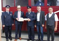 Amtsdirektor Tobias Hentschel (2.v.l.) überreicht den symbolischen Schlüssel an Ortswehrführer Marco Pfaffe im Beisein von Amtswehrführer Marcus Weber (l.), und dem stellvertretenden Bürgermeister von Burg Bernd Ragotzky (2.v.r.) und Ortsvorsteher Jens Quitz (r.).
