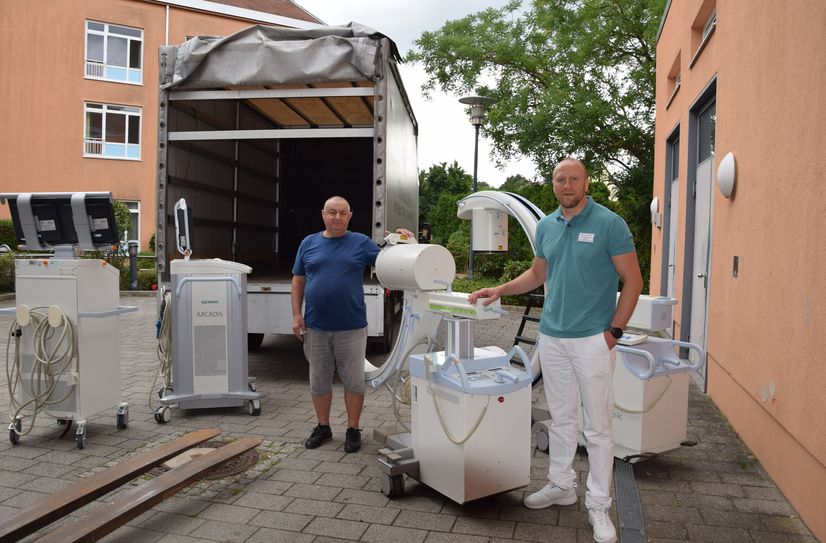 Oberarzt Ruslan Netedu (rechts) half beim Verladen der Röntgengeräte.