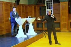Peter Escher (r.) moderiert den Bürgerdialog, Oberbürgermeister Frank Höhme (l.) erläutert die Argumente der Stadt.