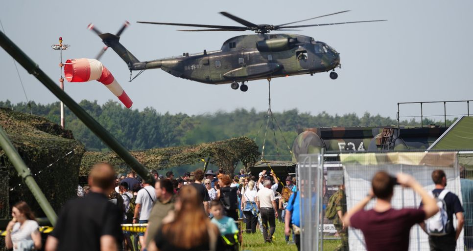Der »Tag der Bundeswehr« im Sommer 2024 auf dem Fliegerhorst Schönewalde/Holzdorf freute sich über Rekordbesuchszahlen, das Interesse am Thema ist weiter ununterbrochen. Schon dort war ein »Chinook«-Transporthubschrauber zu sehen, künftig dauerhaft am Standort stationiert.