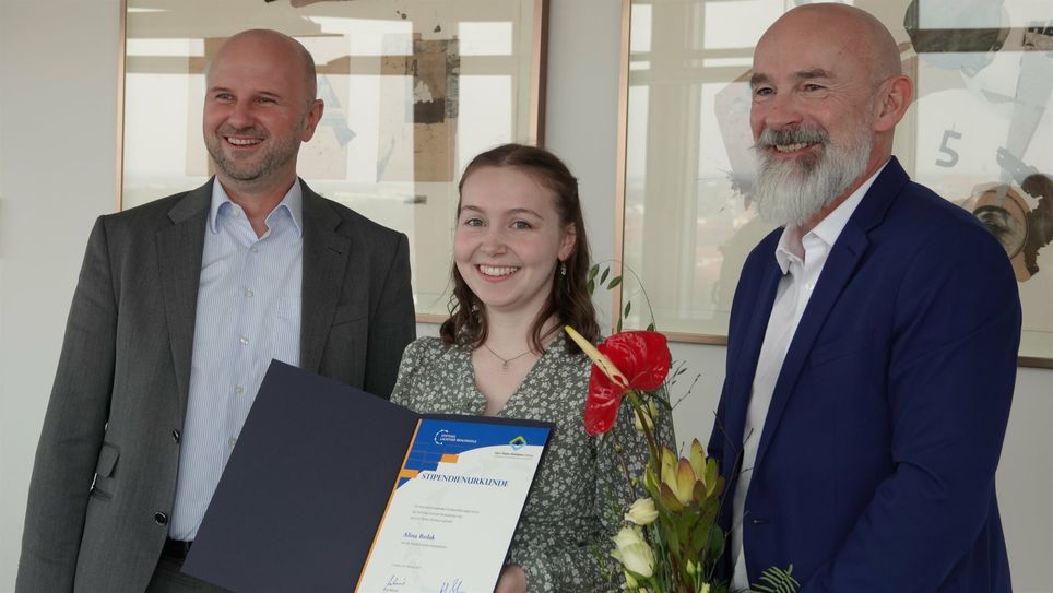 V.l.: Jörg Waniek, Vorsitzender des Stiftungsrates der Stiftung Lausitzer Braunkohle, Alina Bzdak, Dr. Götz Brodermann, CTK-Geschäftsführer