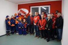 Sportler des SV Rot-Weiß Wormlage e. V., Ortsvorsteherin Lubina Kühne, Bürgermeister Thomas Zenker und die Jungendfeuerwehr und die Kinderfeuerwehr Wormlage im neu gestalteten Umkleideraum.
