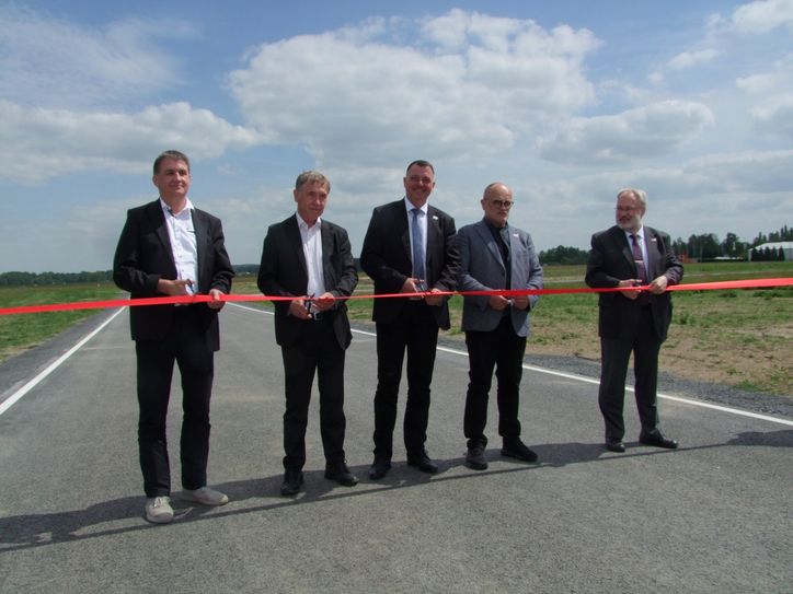 Ein guter Tag für die Region, die Stadt Kamenz und den Landkreis. Darauf wiesen bei der feierlichen Eröffnung des neuen Flughafen-Gewerbegebiets die geladenen Gäste hin, die sich den Fotografen für den obligatorischen Banddurchschnitt stellten: DIW-Chef Jörg Winkler,  Landtagsabgeordneter Aloysius Mikwauschk, Landrat Udo Witschas, Óberbürgermeister Roland Dantz und Flughafenchef Wulf-Dietrich Schomber (v.l.n.r.).  Foto: Rainer Könen