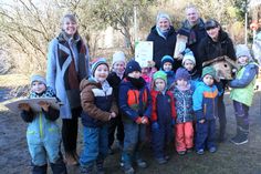 Sandra Scheel vom Regionalmanagement (l.), die Leiterin des Kinderhauses in Mücka, Minerva Wiesner (r.), Horkas Bürgermeister Christoph Biele und die Kinder der Gruppe von Doreen Mucha (3.v.r.) bei der Preisverleihung.
