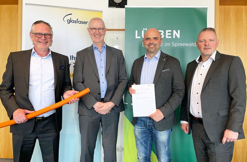Andreas Dankert (Relationship Manager Mitteldeutschland GlasfaserPlus GmbH), Gerhard Janßen (Geschäftsführer Wirtschaftsförderungsgesellschaft Dahme-Spreewald mbH), Jens Richter (Bürgermeister Stadt Lübben) und Stefan Klein (Dezernent für Wirtschaft, Finanzen, Sicherheit und Recht Landkreis Dahme-Spreewald, v.l.n.r.)