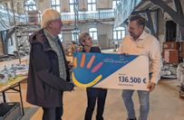 Vorstand der Bürgerstiftung, Ina Heß und Dr. Dr. Norbert Herrmann erhalten den symbolischen Spendenscheck von Stephan Masch von der Deutschen Fernsehlotterie.
