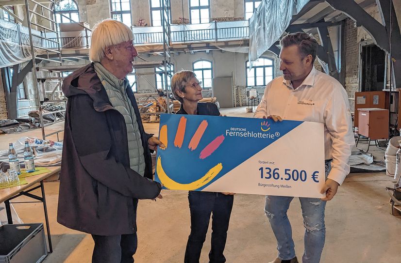 Vorstand der Bürgerstiftung, Ina Heß und Dr. Dr. Norbert Herrmann erhalten den symbolischen Spendenscheck von Stephan Masch von der Deutschen Fernsehlotterie.