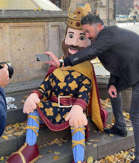 Die Festvorbereitungen laufen. König Heinrich ist seit kurzem auch mit am Start und immer wieder geliebtes Fotomotiv.