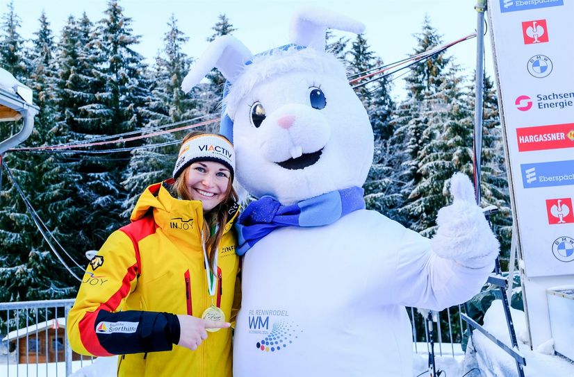 Julia Taubitz mit Flocki Flocksen.
