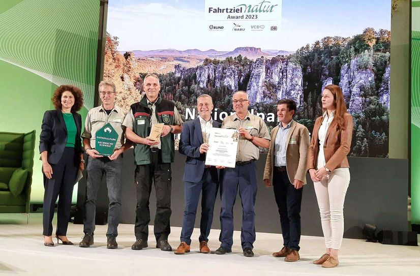 Die Trägergruppe Fahrtziel Natur erhält den Award. Laudatorin war Stefanie Berk (li.), Vorständin Marketing und Vertrieb der Deutschen Bahn.