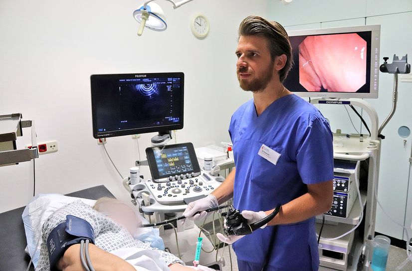 Chefarzt Marjan Stojanoski führt im St. Carolus Krankenhaus eine Endosonografie durch. 
  Foto: St. Carolus Krankenhaus/Hänsch