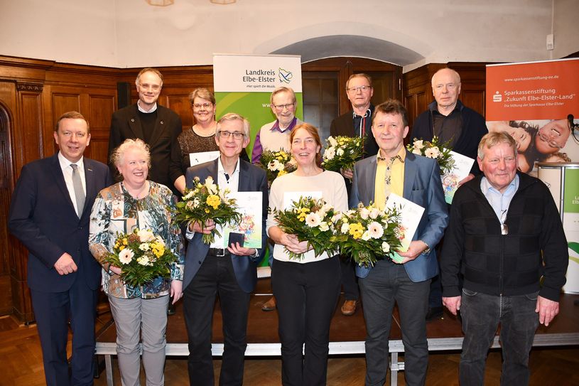 Die Kulturpreisträger 2023 v.l.n.r.: Landrat Christian Jaschinski, Anita Engelmann, Pfarrer Manfred Grosser, Regina Thomas, Sebastian Schiller, Peter Rose, Catrin Große, Werner Bruntsch, Andreas Claus, Manfred Hennig und Karl Trepsdorf. Foto: Pressestelle Kreisverwaltung/Torsten Hoffgaard
