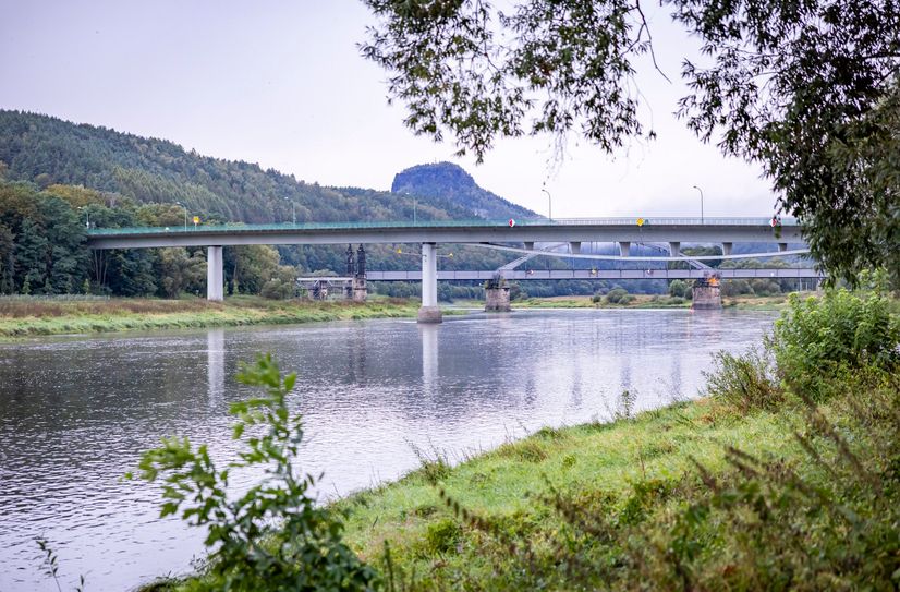 Die Elbbrücke in Bad Schandau bleibt vorerst bis zum Jahresende gesperrt.