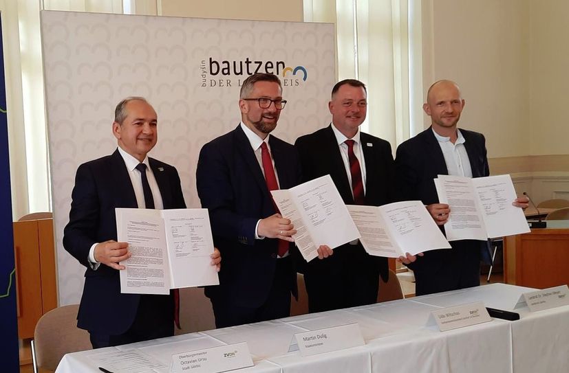 Der Görlitzer Oberbürgermeister Octavian Ursu, Sachsens Verkehrsminister Martin Dulig sowie die Landräte Udo Witschas (Bautzen) und Stephan Meyer (Görlitz) mit der unterzeichneten Absichtserklärung zur Verbundfusion.