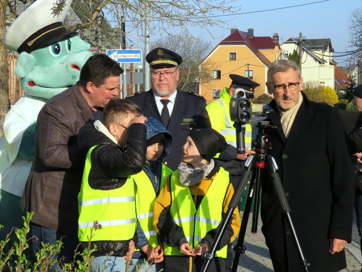 Maskottchen Poldi, Radebergs Oberbürgermeister Frank Höhme, Polizeipräsident der Polizeidirektion Görlitz, Manfred Weißbach und Staatsminister Armin Schuster (v.l.n.r.) zusammen mit Kindern bei der Aktion »Blitz für Kids« in Großerkmannsdorf.