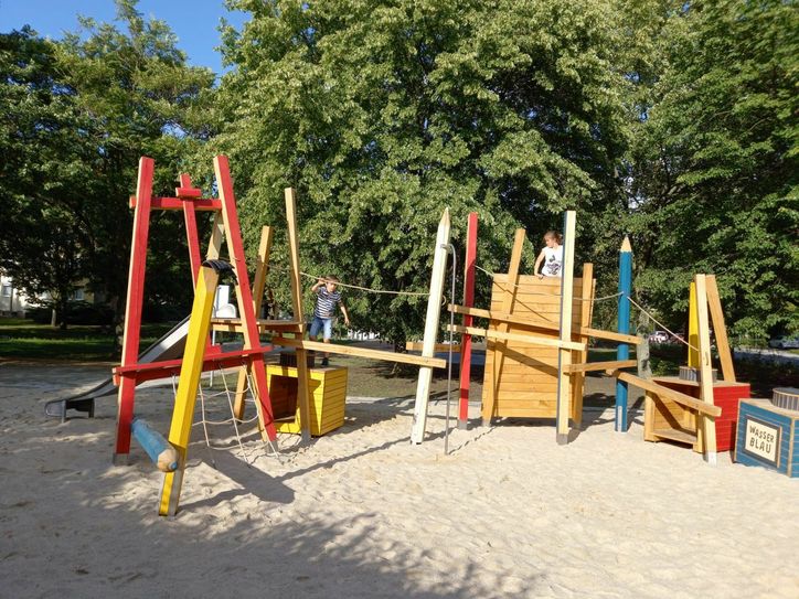 Ein Hingucker: Der Malerspielplatz mit symbolischen Malutensilien. Fotos: Stadt Großräschen/Kati Kiesel