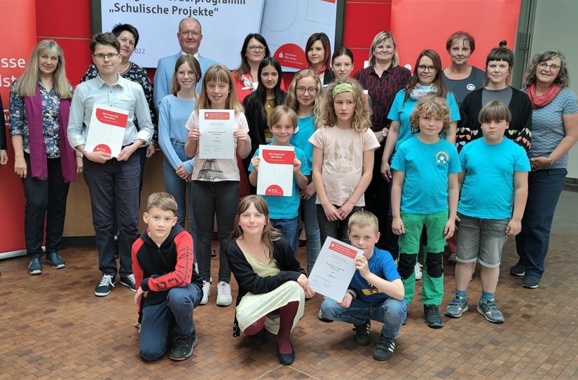 Gemeinsames Foto mit Vertretern der fünf durch die Sparkassenstiftung geförderten Schulen und der Sparkassenstiftung selbst.