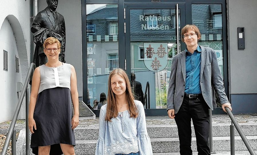 Susann Rüthrich und Christian Bartusch verabschieden Schülerin Luise Band zu ihrem Abenteuer in die USA. Foto: Puhlmann