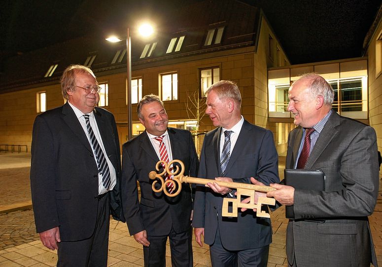 Schlüsselübergabe von Johann Gierl an die beiden Vorsteher. Foto: D. Förster