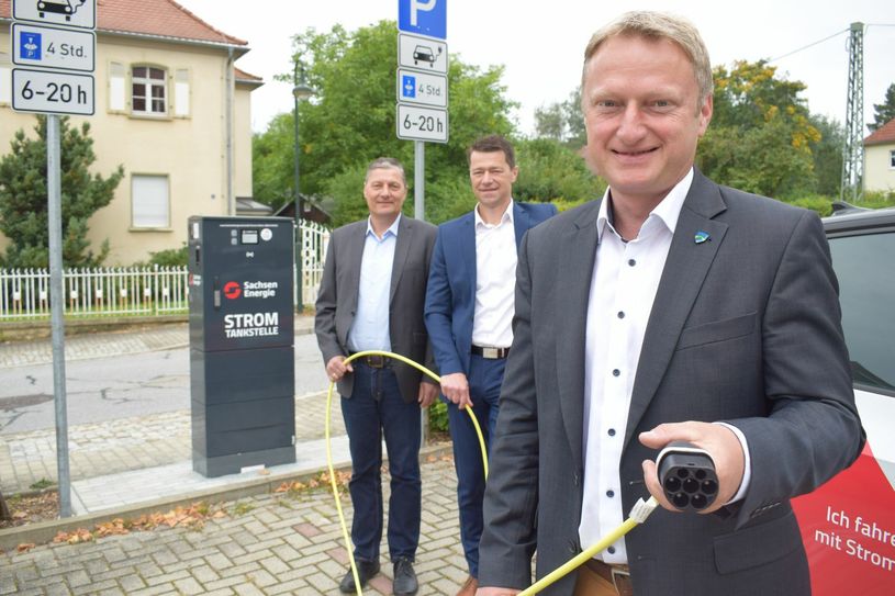 Vertreter der SachsenEnergie übergaben die neue Ladesäule an BM Hagen Israel. Foto: spa