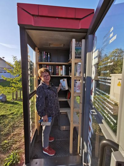 Ilona Stiller steht in der neuen Bücherzelle.  Fotos: FF