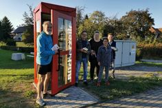 Die Bücherzelle in Kleinkoschen ist eingeweiht. Thorsten Rosnau, Jürgen Wiesner, Ilona Stiller und Ortsvorsteherin Nadine Hönicke freuen sich über das neue Schmuckstück. Norbert Hönicke (li.) war der erste Gast.