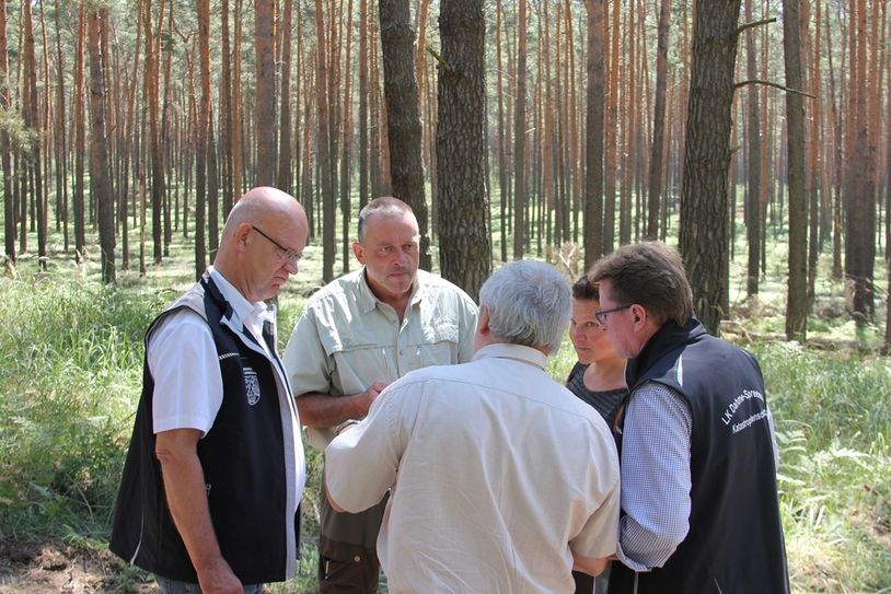Landrat Stephan Loge (li.) im Lagegespräch vor Ort. Foto: Landkreis Dahme-Spreewald