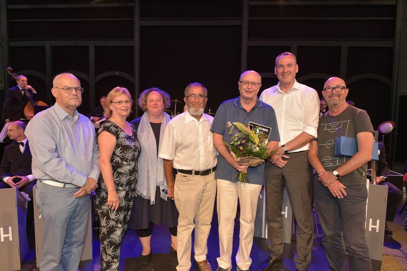 Großer Bahnhof zum Abschied im Amphitheater für Andreas Stanicki (3.v.r.). Zum Abschied kamen (vo.li.na.re.) Alfons Dürr (Förderverein »neue Bühne«), Christa Mahl (Verwaltungsleiterin »neue Bühne«), Maren Simoneit (Dramaturgin), Reiner Rademann (Vorsitzendes Fördervereins »neue Bühne«), Andreas Fredrich (Bürgermeister der Stadt Senftenberg) und Manuel Sobeyrand (Intendant »neue Bühne«). Foto: Peter Aswendt