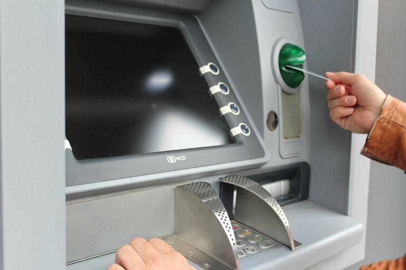 An Geldautomaten in den Landkreisen Bautzen und Görlitz sollte man aktuell besonders vorsichtig sein. Der Polizei sind Anfang der Woche insgesamt acht manipulierte Automaten gemeldet worden. Symbolfoto: Pixabay/ Peggy und Marco Lachmann-Anke