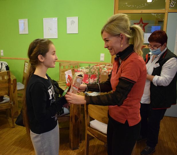 Maksalina freut sich über das Geschenk, das sie von Stefanie Ludwig übergeben bekommt. Foto: asl