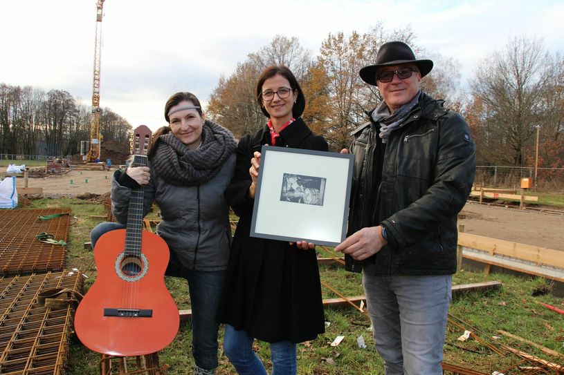 Freuen sich auf die Auktion zugunsten des Kinderhauses »Pusteblume«: Musikerin Kathrin Clara Jantke (li.), Anja Schwinghoff von den Südbrandenburger Johannitern (Mitte) und Fotokünstler Walter Schönenbröcher (re.). Hier stehen sie auf der Baustelle des künftigen Kinderhauses in Burg. Es soll im Jahr 2020 eröffnet werden. Foto: sts