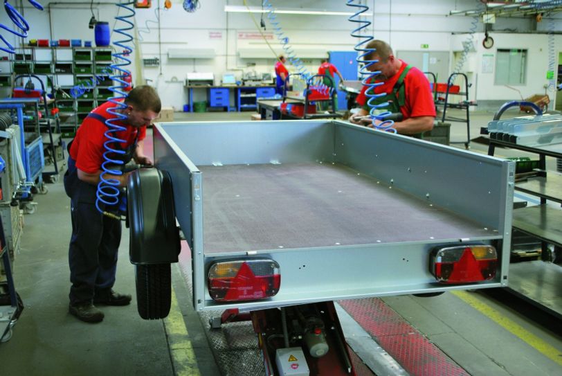 Durch die verschiedenen Modelle, speziellen Aufbauten und technischen Ausstattungen der Anhänger ist die Montage recht abwechslungsreich. Foto: STEMA, Farrar