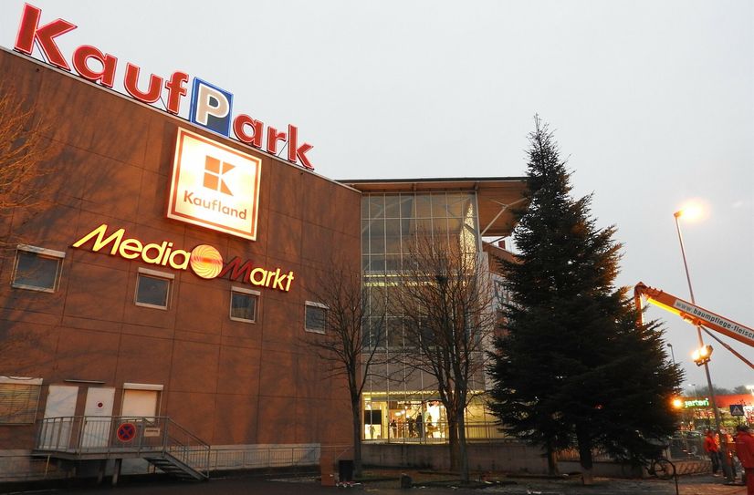 Noch leuchten nur die Tafeln am KaufPark. Wenig später bekam auch der Weihnachtsbaum seine passende Beleuchtung umgehängt.