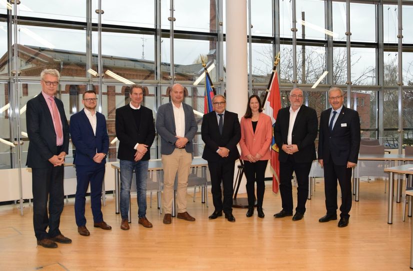 Die Gründungsmitglieder Michael Koch (Gesundheitsdezernent Landkreis Spree-Neiße), Stefan Müller (Geschäftsführer MEG Guben), Alfred Funk (Kanzler BTU Cottbus-Senftenberg), Andreas Mogwitz (Geschäftsführer Naëmi-Wilke-Stift Guben), Harald Kruse (Kaufmännischer Direktor des MediClin Reha-Zentrums Spreewald), Andrea Trunev (Ärztenetz Südbrandenburg), Jens Dobbert (Präsident Apothekerkammer Brandenburg) und Landrat Harald Altekrüger.