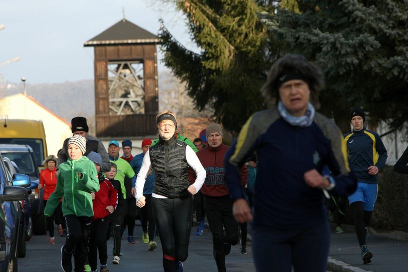 Alle Altersgruppen sind traditionell beim Heidenauer Neujahrslauf dabei.  Foto: D. Förster