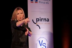 Überraschungsgast des Abends: Kanzlersouffleuse Simone Solga sorgte mit ihrem derben Humor ("Pirna, das Kaff") für zahlreiche Lacher. Viele Parteien und Minister bekamen ihr Fett weg. Fotos: Daniel Förster