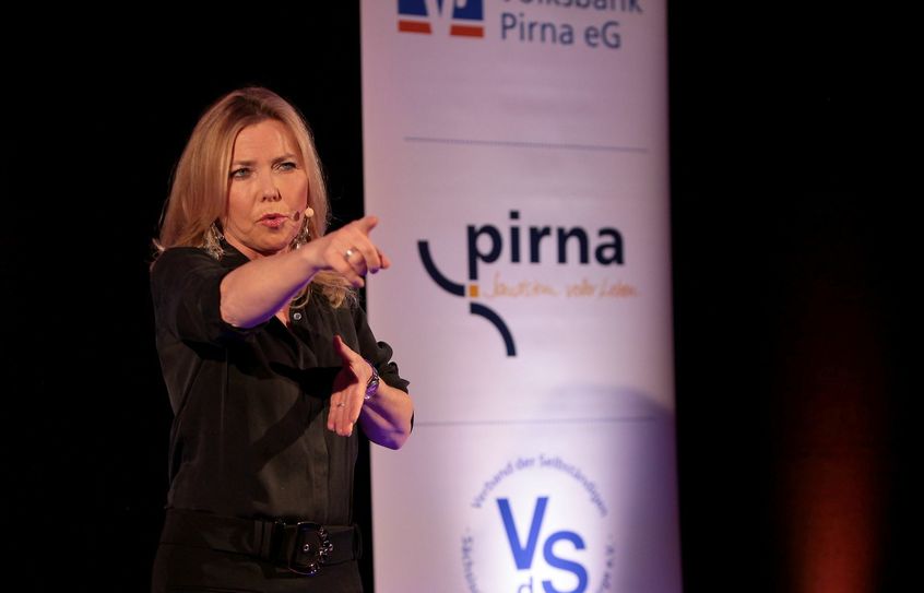 Überraschungsgast des Abends: Kanzlersouffleuse Simone Solga sorgte mit ihrem derben Humor ("Pirna, das Kaff") für zahlreiche Lacher. Viele Parteien und Minister bekamen ihr Fett weg. Fotos: Daniel Förster
