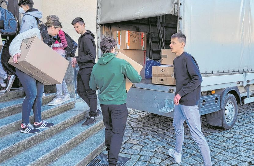 Schüler des Städtischen Gymnasiums in Riesa packen den LKW, der ihre Spenden an die ukrainische Grenze in ein Schullandheim nach Polen bringt. 
 Foto: Schule