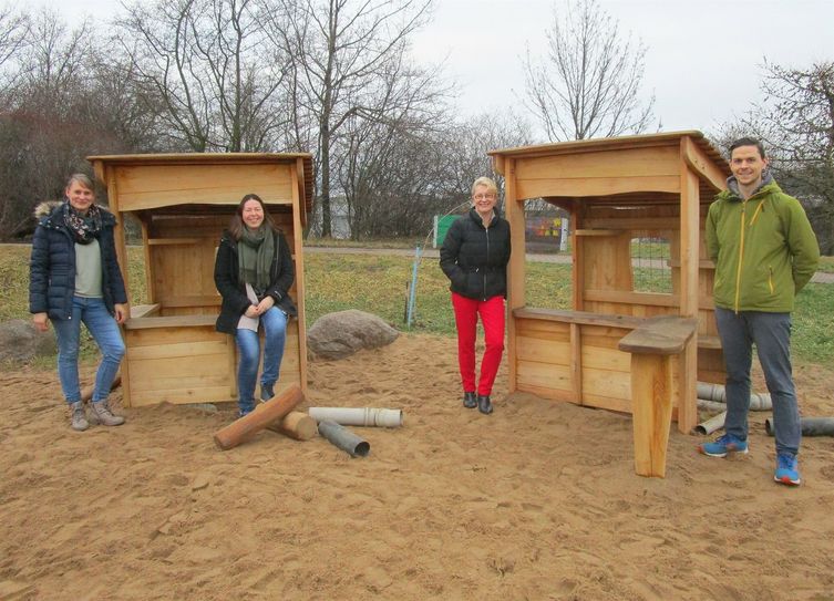 Sabrina Kusatz (Leiterin), Theresa Schleinitz (Leiterin), Daniela Krug (Vorsitzende Elternrat) und Marcel Damme (Vorsitzender Förderverein Regenbogen e.V.) (v.l.).