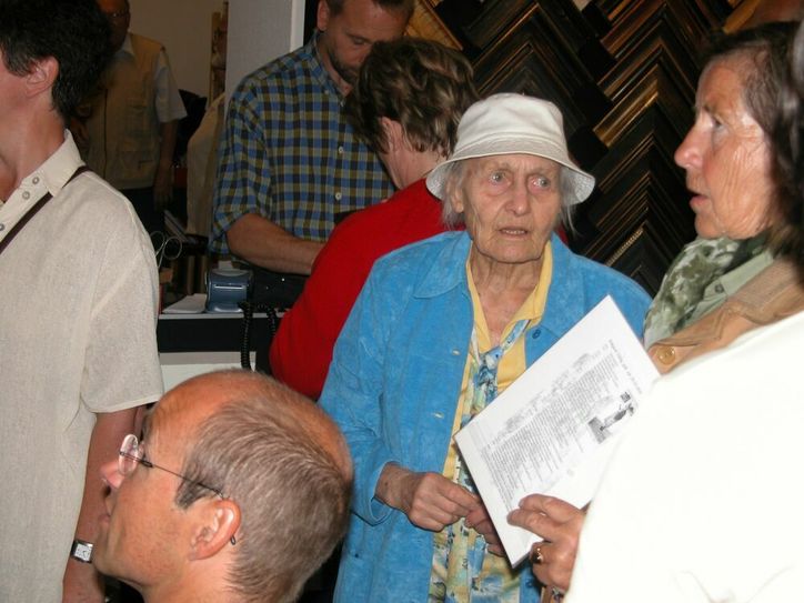 Irmgard Uhlig 2005 im Gespräch bei einer Ausstellung in Pirna. Foto: Wo